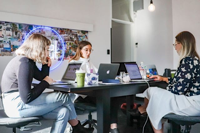 3 chicas en oficina con portatiles